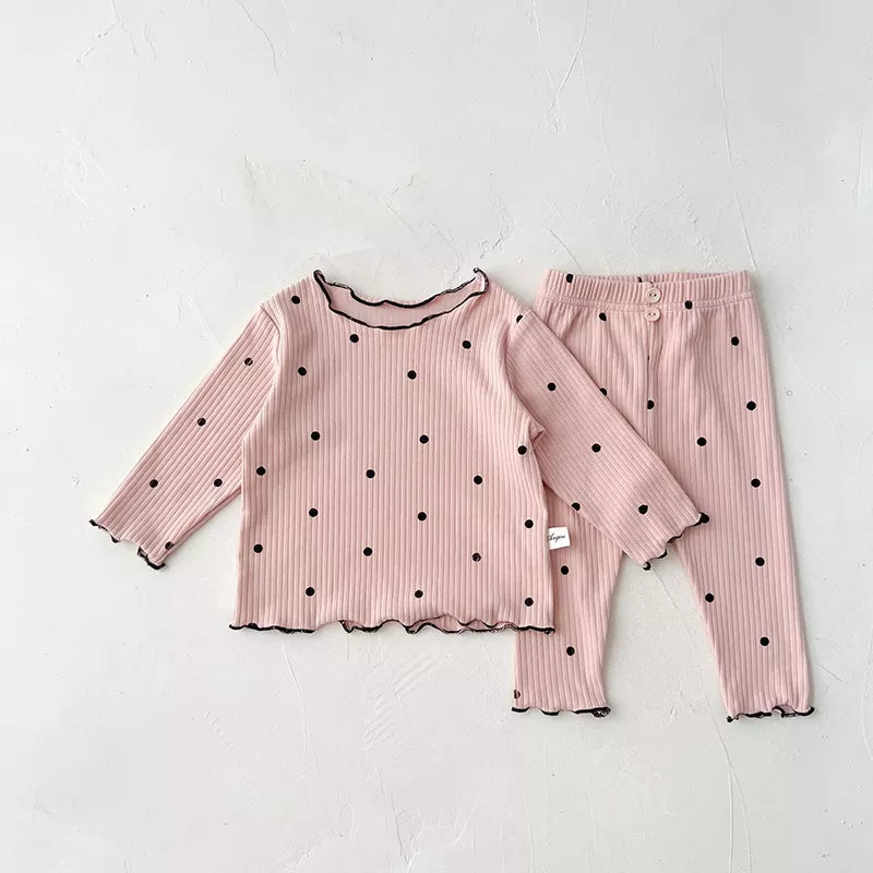 Pyjama Set Met Hartjes Kleur Roze Shirt En Broekje Voorkant Liggend