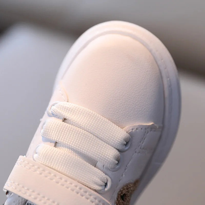 Witte Sneakers voor Baby's en Kinderen Met Beertje Close Up Voorkant Veters En Ronde Neus