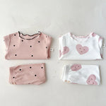 Pyjama Set Met Hartjes Kleur Wit En Roze  Liggend  Shirt En Broekje Gevouwen