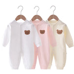 Newborn Pyjama Met Drukknopen En Lange Mouwen 3 Varianten Aan Hanger