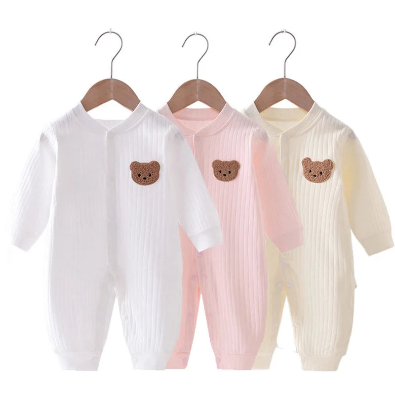 Newborn Pyjama Met Drukknopen En Lange Mouwen 3 Varianten Aan Hanger