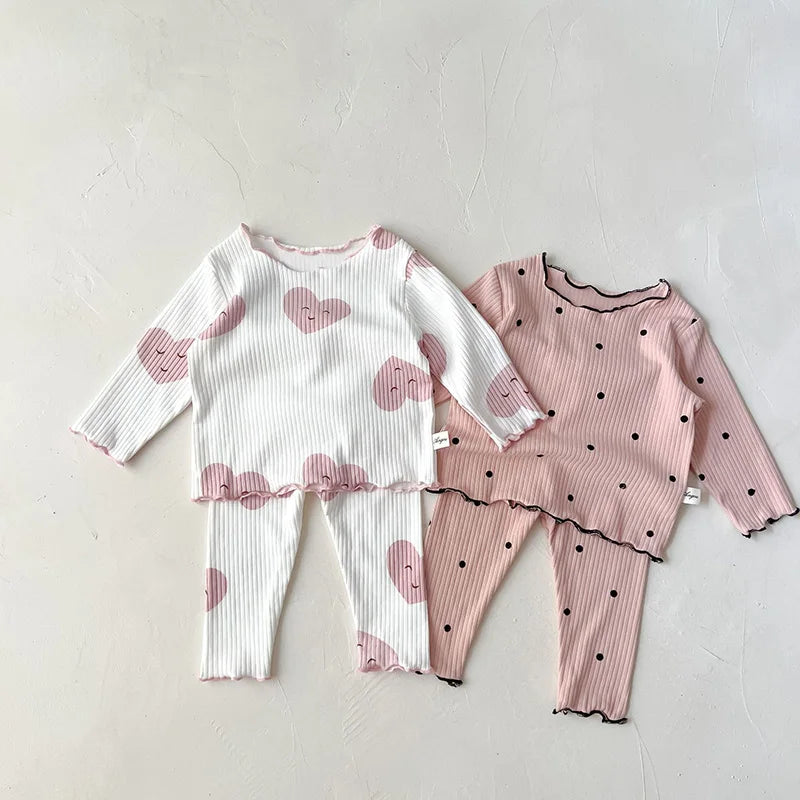 Pyjama Set Met Hartjes Kleur Wit En Roze Voorkant Shirtje En Broekje Liggend