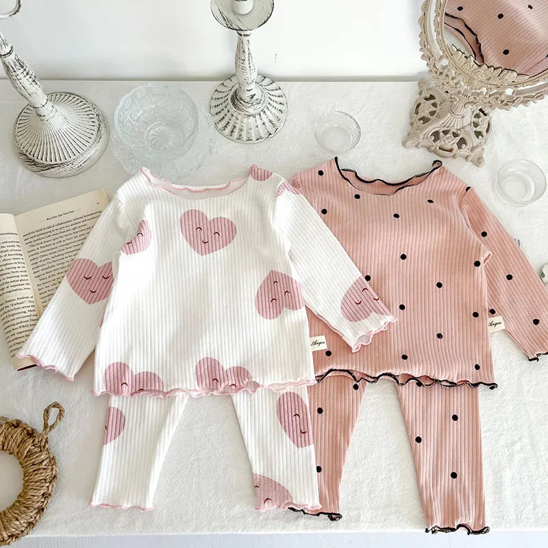 Pyjama Set Met Hartjes Kleur Wit En Roze Voorkant Liggend