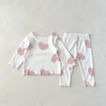 Pyjama Set Met Hartjes Kleur Wit Shirt En Broekje Voorkant Liggend