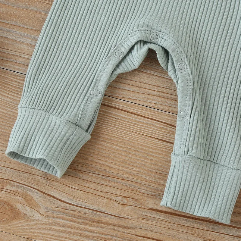 Lange Jumpsuit Voor Baby's Met Knoopdetail Ingezoomd Broekspijpen